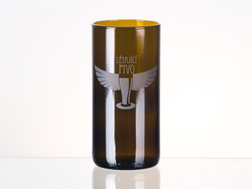 Upcyklovaná sklenička z lahve od piva s pískovaným motivem na přání