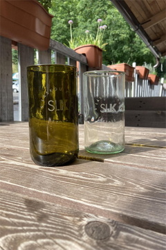 Upcyklované skleničky z lahví od vína s pískovaným logem na přání