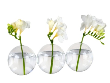 Váza Trio s květy bílé barvy